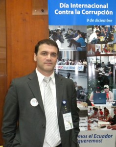 Miguel Sumer Elias en el Seminario sobre Políticas de Transparencia y Lucha contra la Corrupción celebrado en Quito, Ecuador.