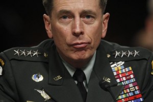 David Petraeus, un militar de carrera con una trayectoria en Irak y Afganistán, debió resignar a su cargo en la CIA por un escándalo que develó una serie de comunicaciones que registró en una casilla de Gmail. Foto: AP 